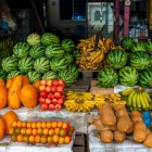 Il mercato di Pujili riunisce abitanti e commercianti locali che espongono ceramiche dipinte e prodotti agricoli, creando un vivace centro di scambio e tradizione.