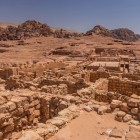 I resti del Tempio dei Leoni Alati emergono sullo sfondo, testimoni di culti antichi, statue scolpite ed enigmi del passato.