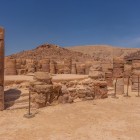 Il Tempio dei Leoni Alati a Petra, capolavoro nabateo del I secolo, svela arte sacra, colonne scolpite e antichi culti nascosti.