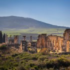 Volubilis, antica città romana in Marocco, mostra mosaici, colonne e templi perfettamente conservati, testimoni di oltre duemila anni di storia.