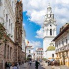 Il centro storico di Quito, patrimonio UNESCO, incanta con chiese barocche, piazze coloniali e vivaci tradizioni andine, custodendo l’anima culturale dell’Ecuador.