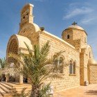 Chiesa di San Giovanni a Betania, luogo sacro del battesimo di Gesù, con antiche radici bibliche e affascinanti mosaici bizantini.