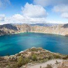 Il cratere del vulcano Quilotoa accoglie un lago di 2 km dalle acque verde smeraldo, incorniciato da ripide pareti andine che regalano panorami suggestivi e indimenticabili.