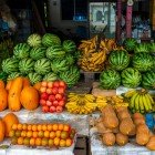 Il mercato di Pujili riunisce abitanti e commercianti locali che espongono ceramiche dipinte e prodotti agricoli, creando un vivace centro di scambio e tradizione.