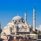 La Moschea di Solimano, costruita nel XVI secolo da Sinan, domina Istanbul con la sua architettura ottomana e splendide viste sul Bosforo.