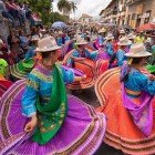 A Pujilí, in Ecuador, donne indigene con abiti variopinti danzano per le strade durante una festa ricca di colori e tradizione
