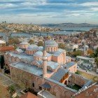 Vista aerea di Istanbul con la Moschea di Zeyrek, l’ex chiesa di Cristo Pantocratore, che domina il paesaggio urbano ricco di storia e cultura.