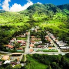 Benvenuti a Baeza, gemma nascosta del cantone di Quijos nella provincia di Napo: a sole due ore da Quito vi accoglie con calore autentico, natura incontaminata e ospitalità sincera.