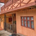 Baeza, città di montagna in Ecuador, incanta con il centro storico colorato e le case in legno, punto di partenza ideale per sport e avventure nella natura.