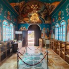 Interni variopinti della Chiesa di San Giovanni Battista a Betania: affreschi bizantini vivaci e spiritualità millenaria nel sito del battesimo di Gesù.