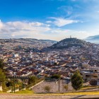 Veduta panoramica di Quito, capitale dell’Ecuador a 2880 metri d’altitudine, un affascinante intreccio di storia, cultura andina e paesaggi mozzafiato.