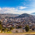 Veduta panoramica di Quito, capitale dell’Ecuador a 2880 metri d’altitudine, un affascinante intreccio di storia, cultura andina e paesaggi mozzafiato.