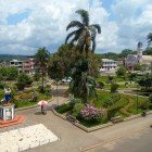 La piazza principale di Archidona accoglie con la sua atmosfera vivace, dove il piccolo mercato locale espone prodotti tipici, sapori autentici e tradizioni da scoprire.