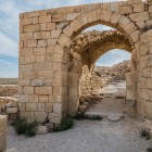 Rovine del Castello di Shobak: mura in pietra, torri di guardia e stanze medievali che raccontano strategie militari crociate nel cuore del deserto.
