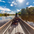 Canoa lungo le rive del Rio Misahuallí in Ecuador: un’esperienza unica nel cuore dell’Amazzonia sudamericana tra natura incontaminata e avventura. 