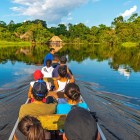 Escursione in canoa lungo i fiumi amazzonici Misahuallí e Napo, all’interno del Parco Nazionale Yasuni, con suggestiva vista su un lodge in autentico stile tradizionale, Ecuador.