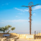 La Croce Serpentina sul Monte Nebo, magnifica opera in bronzo, simboleggia speranza e guarigione ispirata al serpente di Mosè e alla croce di Cristo.