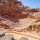 Il Teatro Romano di Petra, scavato nella roccia nel I sec. d.C., unisce storia nabatea e architettura romana in uno scenario mozzafiato.