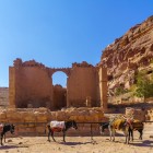 Qasr al-Bint a Petra è un imponente tempio nabateo, esempio unico di architettura antica, situato vicino al Teatro Romano e al Tesoro.