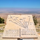 Mappa scolpita del Medio Oriente sulla vetta del Monte Nebo, simbolo storico che unisce geografia sacra e antiche radici della regione.