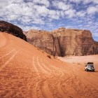 Veicolo 4x4 robusto e confortevole ideale per tour nel deserto del Wadi Rum, perfetto per esplorare dune, canyon e paesaggi remoti in sicurezza.