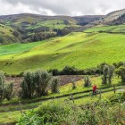 Una passeggiata a piedi o in bici al Rancho del Cañón, tra verdi valli e colline affascinanti nel cantone della città di Tena, offre paesaggi autentici dell’Ecuador amazzonico.