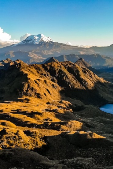 Nella Riserva di Cayambe Coca si ammira al crepuscolo il maestoso vulcano Antisana, che domina la catena orientale delle Ande ecuadoriane con panorami spettacolari.