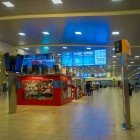 Vista interna dell’Aeroporto Internazionale Mariscal Sucre di Quito, moderno e accogliente, con negozi, ristoranti e servizi che accolgono i viaggiatori da tutto il mondo.