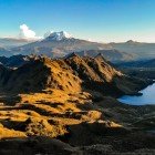 Nella Riserva di Cayambe Coca si ammira al crepuscolo il maestoso vulcano Antisana, che domina la catena orientale delle Ande ecuadoriane con panorami spettacolari.