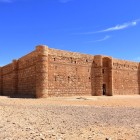 Qasr Kharana, castello omayyade nel deserto giordano, stupisce per le sue sale a volta e l’architettura difensiva del VII secolo.