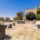 All’esterno del Museo Archeologico di Amman, antiche sculture e reperti raccontano la storia millenaria della Giordania sotto il sole.