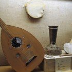 Strumenti musicali tradizionali giordani conservati al Museo del Folklore: oud, tamburi e vasi, raccontano la ricca eredità sonora della cultura araba antica.