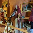 Il Museo del Folklore di Amman espone abiti tradizionali da donna, ricamati a mano, simbolo di identità e cultura giordana secolare.