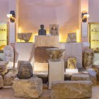 Le sculture esposte nel Museo Archeologico di Amman raccontano storie antiche, mostrando l’arte e la religiosità delle civiltà passate.