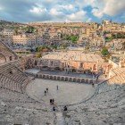 Il Teatro Romano di Amman, costruito nel II secolo d.C., è un imponente esempio di architettura romana con vista sulla città antica