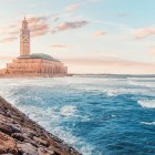 La Moschea Hassan II di Casablanca, tra le più grandi al mondo, si affaccia sull’Atlantico con un minareto alto 210 m.