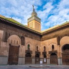 La Medersa al-Bouanania a Fès, con archi scolpiti e mosaici raffinati, è un gioiello dell’arte islamica del XIV secolo e centro di cultura storica.