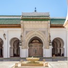 Cuore religioso di Fès, la Moschea di Quaraouine incanta con archi scolpiti, mosaici tradizionali e secoli di cultura islamica.