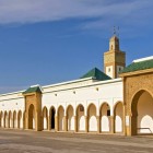 Il Palazzo Reale di Rabat, costruito nel XIX secolo, è simbolo del potere marocchino e esempio di raffinata architettura islamica e giardini tradizionali.