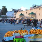 Stand con succo d’arancia fresco in Piazza Hédim: sapore autentico e dissetante, perfetto per rinfrescarsi mentre esplori il cuore di Meknes.