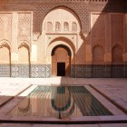 Il cortile centrale della Medersa Ben Yousef ospita una grande vasca rettangolare in marmo bianco, utilizzata storicamente per le abluzioni rituali.
