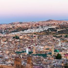 Panorama dall’alto di Fès: la medina antica si snoda tra vicoli e minareti, offrendo scorci unici di storia, cultura e architettura marocchina.