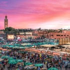Vista dall’alto di Jamaa el-Fna, piazza vivace con mercati, artisti di strada e atmosfere uniche nel cuore pulsante di Marrakech.