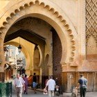 L’arco d’ingresso del quartiere Mellah a Fès accoglie i visitatori in un labirinto di storia e cultura ebraica marocchina.