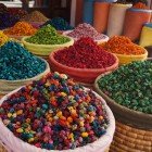 Erbe aromatiche, spezie colorate, tè alla menta e olive secche in esposizione creano un tripudio di profumi e colori nei mercati tradizionali di Marrakech.