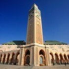 La Moschea di Hassan II a Casablanca, con il suo minareto imponente, è un capolavoro storico e architettonico, simbolo di fede e modernità affacciato sull’Atlantico.