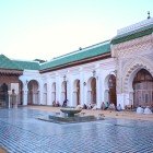 L’Università di Al Quaraouiyine a Fès, fondata nel 859, è la più antica del mondo ancora operativa, simbolo di cultura e sapere islamico.