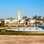 Il Palazzo Reale di Rabat è la residenza ufficiale del re del Marocco, un esempio maestoso di architettura marocchina circondato da giardini rigogliosi.