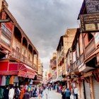 Mellah a Fès: negozi tradizionali tra spezie, tessuti e artigianato raccontano la vita quotidiana del quartiere storico ebraico.