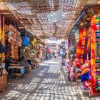 Souvenir tradizionali di Marrakech: lanterne in ottone, ceramiche dipinte, tessuti ricamati e gioielli berberi, perfetti per portare a casa l’essenza locale.